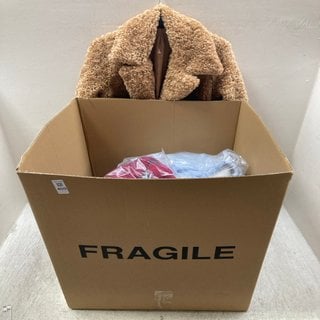 Lot 400  
            Marchington SR12 - Parcel Delivery Only 

                
QTY OF ASSORTED ITEMS TO INCLUDE COZEE HOME FLEECE LINED LOUNGE HOODIE IN BLUE CH...