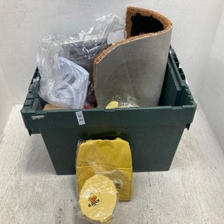 Lot 413  
            Marchington SR12 - Parcel Delivery Only 

                
QTY OF ASSORTED ITEMS TO INCLUDE G.DUCK LUNCH BAG IN YELLOW: LOCATION - BR15