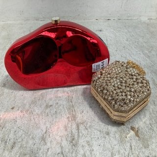 Lot 444  
            Marchington SR12 - Parcel Delivery Only 

                
WOMENS ABSTRACT RED PLASTIC HANDBAG TO INCLUDE SMALL GOLD GRABBAG: LOCATION - BR13