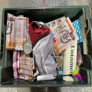 Lot 453  
            Marchington SR12 - Parcel Delivery Only 

                
QTY OF ASSORTED PET ITEMS TO INCLUDE UNTAMED TUCK-IN TUNA WITH SHRIMP IN GRAVY WE...