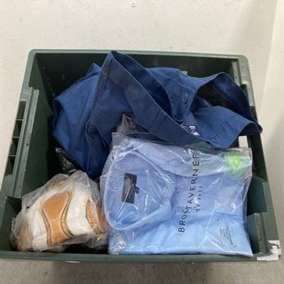 Lot 454  
            Marchington SR12 - Parcel Delivery Only 

                
QTY OF ASSORTED ITEMS TO INCLUDE MENS BROOK TAVERNER SHORT SLEEVE SHIRT IN BLUE -...