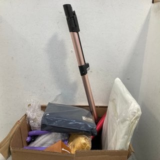 Lot 458  
            Marchington SR12 - Parcel Delivery Only 

                
QTY OF ASSORTED HOUSEHOLD ITEMS TO INCLUDE CASABELLA STRIPE KINGSIZE DUVET SET IN...