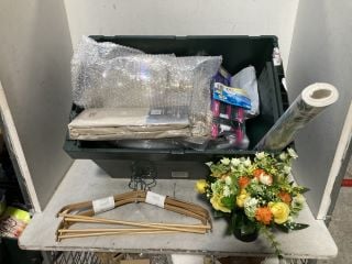 Lot 459  
            Marchington SR12 - Parcel Delivery Only 

                
QTY OF ASSORTED ITEMS TO INCLUDE 40 PACK OF CLEAR PLASTIC PLATES: LOCATION - BR13