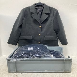 Lot 460  
            Marchington SR12 - Parcel Delivery Only 

                
QTY OF ASSORTED CLOTHING ITEMS TO INCLUDE CENTIGRADE TRENCH COAT IN GREY - SIZE: ...