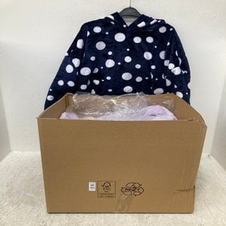 Lot 461  
            Marchington SR12 - Parcel Delivery Only 

                
QTY OF ASSORTED CLOTHING ITEMS TO INCLUDE COZEE HOME FLEECE LINED LOUNGE HOODIE I...