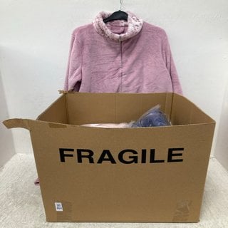 Lot 464  
            Marchington SR12 - Parcel Delivery Only 

                
QTY OF ASSORTED CLOTHING ITEMS TO INCLUDE CAROLE HOCHMAN DRESSING GOWN IN PINK - ...