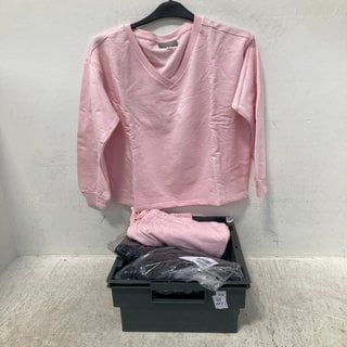 Lot 477  
            Marchington SR12 - Parcel Delivery Only 

                
QTY OF ASSORTED CLOTHING ITEMS TO INCLUDE COZEE HOME LOUNGE JUMPER IN LIGHT PINK ...