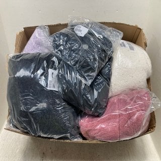 Lot 489  
            Marchington SR12 - Parcel Delivery Only 

                
QTY OF ASSORTED CLOTHING AND ACCESSORIES ITEMS TO INCLUDE KIPLING CROSSBODY PUFFE...