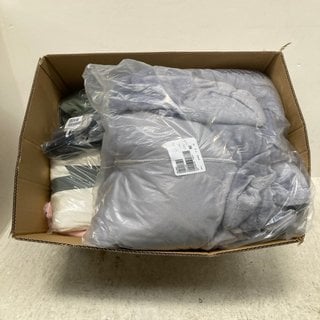 Lot 492  
            Marchington SR12 - Parcel Delivery Only 

                
QTY OF ASSORTED CLOTHING AND ACCESSORY ITEMS TO INCLUDE ASHWOOD HANDBAG IN NAVY L...