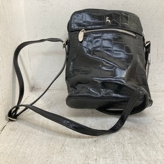 Lot 496  
            Marchington SR12 - Parcel Delivery Only 

                
3 X ASSORTED HANDBAGS TO INCLUDE ASHWOOD THEA SHOULDER BAG IN ROSE PINK: LOCATION...