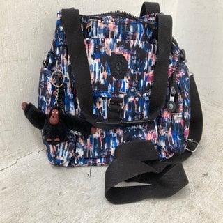 Lot 497  
            Marchington SR12 - Parcel Delivery Only 

                
3 X ASSORTED HANDBAGS TO INCLUDE ASHWOOD LARGE SHOULDER BAG IN TEAL: LOCATION - BR10