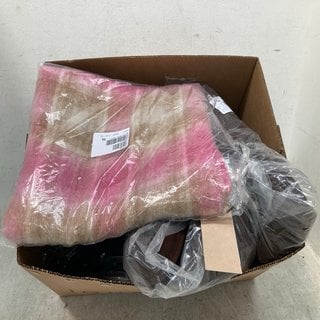 Lot 499  
            Marchington SR12 - Parcel Delivery Only 

                
QTY OF ASSORTED CLOTHING ITEMS TO INCLUDE WOMENS RINO & PELLE SCARF IN TWIG MAGEN...