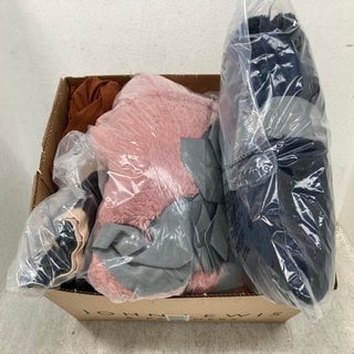 Lot 502  
            Marchington SR12 - Parcel Delivery Only 

                
QTY OF ASSORTED CLOTHING ITEMS TO INCLUDE WOMENS KIM&CO LEGGINGS IN BROWN - SIZE:...