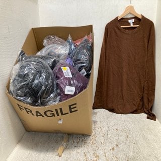 Lot 518  
            Marchington SR12 - Parcel Delivery Only 

                
QTY OF ASSORTED LADIES CLOTHES IN VARIOUS SIZES AND DESIGNS TO INCLUDE D&CO. DENI...