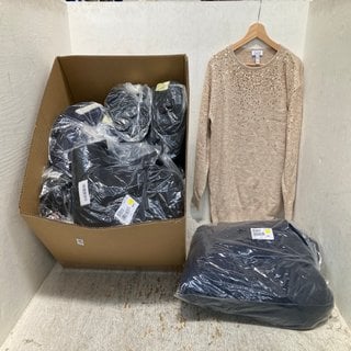 Lot 519  
            Marchington SR12 - Parcel Delivery Only 

                
QTY OF ASSORTED LADIES CLOTHES IN VARIOUS SIZES AND DESIGNS TO INCLUDE CENTIGRADE...