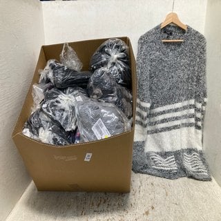 Lot 520  
            Marchington SR12 - Parcel Delivery Only 

                
QTY OF ASSORTED LADIES CLOTHES IN VARIOUS SIZES AND DESIGNS TO INCLUDE SELECTED M...