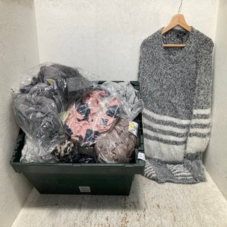 Lot 523  
            Marchington SR12 - Parcel Delivery Only 

                
QTY OF ASSORTED LADIES CLOTHES IN VARIOUS SIZES AND DESIGNS TO INCLUDE WHITE STUF...