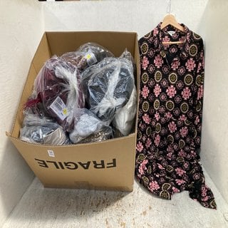 Lot 525  
            Marchington SR12 - Parcel Delivery Only 

                
QTY OF ASSORTED LADIES CLOTHES IN VARIOUS SIZES AND DESIGNS TO INCLUDE RUTH LANGS...