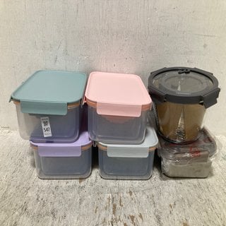 Lot 547  
            Marchington SR12 - Parcel Delivery Only 

                
QTY OF ASSORTED FOOD CONTAINERS TO INCLUDE LOCK&LOCK 4 PIECES PLASTIC FOOD CONTAI...