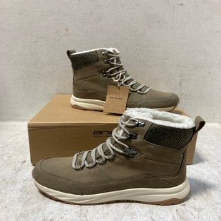 Lot 55  
            Marchington SR12 - Parcel Delivery Only 

                
WOMENS ANIMAL CAMERON WATERPROOF BOOTS IN TAUPE, UK SIZE 6.: LOCATION - A*