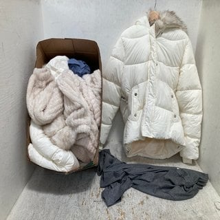 Lot 562  
            Marchington SR12 - Parcel Delivery Only 

                
QTY OF ASSORTED LADIES CLOTHING ITEMS IN VARIOUS SIZES AND DESIGNS TO INCLUDE FLA...