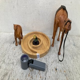 Lot 576  
            Marchington SR12 - Parcel Delivery Only 

                
QTY OF ASSORTED HOUSEHOLD ITEMS TO INCLUDE CAMEL ORNAMENT: LOCATION - BR5