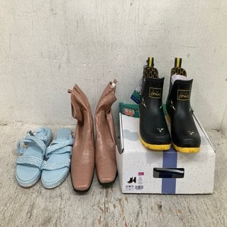 Lot 577  
            Marchington SR12 - Parcel Delivery Only 

                
3 X ASSORTED PAIRS OF SHOES TO INCLUDE JOULES WELLIBOBS IN BEE PATTERN - UK SIZE:...