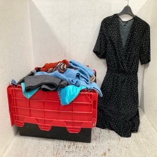 Lot 592  
            Marchington SR12 - Parcel Delivery Only 

                
QTY OF ASSORTED WOMENS CLOTHING IN VARIOUS SIZES TO INCLUDE NEW LOOK POLKA DOT WR...