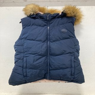 Lot 594  
            Marchington SR12 - Parcel Delivery Only 

                
SOULCAL & CO PADDED LADIES GILET WITH FAUX FUR HOOD IN NAVY UK SIZE 16: LOCATION ...