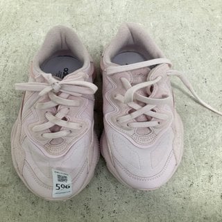 Lot 596  
            Marchington SR12 - Parcel Delivery Only 

                
ADIDAS LADIES OZWEEGO J ORIGINALS TRAINERS IN PINK UK SIZE 5.5: LOCATION - B4
