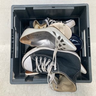 Lot 598  
            Marchington SR12 - Parcel Delivery Only 

                
QTY OF ASSORTED SIZES AND DESIGNS PAIRS OF SHOES TO INCLUDE CONVERSE HIGH-TOP TRA...
