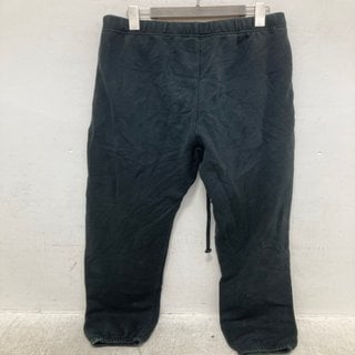Lot 601  
            Marchington SR12 - Parcel Delivery Only 

                
ESSENTIALS FEAR OF GOD JOGGERS IN BLACK UK SIZE M: LOCATION - B4