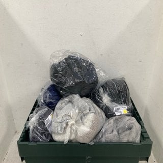 Lot 611  
            Marchington SR12 - Parcel Delivery Only 

                
QTY OF ASSORTED LADIES CLOTHES IN VARIOUS SIZES AND DESIGNS TO INCLUDE D&CO. KNIT...