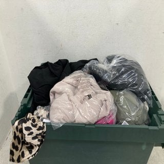 Lot 615  
            Marchington SR12 - Parcel Delivery Only 

                
QTY OF ASSORTED LADIES CLOTHES IN VARIOUS SIZES AND DESIGNS TO INCLUDE APRICOT LO...