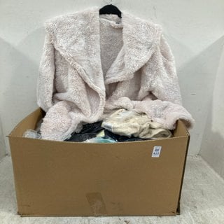 Lot 622  
            Marchington SR12 - Parcel Delivery Only 

                
QTY OF ASSORTED LADIES CLOTHES IN VARIOUS SIZES AND DESIGNS TO INCLUDE COZEE HOME...