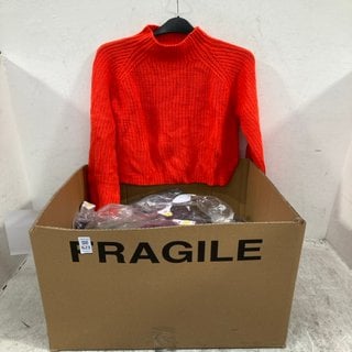 Lot 623  
            Marchington SR12 - Parcel Delivery Only 

                
QTY OF ASSORTED LADIES CLOTHES IN VARIOUS SIZES AND DESIGNS TO INCLUDE JDY KNITTE...