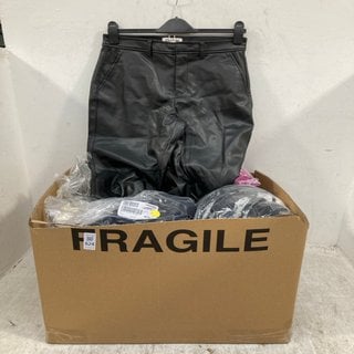 Lot 624  
            Marchington SR12 - Parcel Delivery Only 

                
QTY OF ASSORTED LADIES CLOTHES IN VARIOUS SIZES AND DESIGNS TO INCLUDE ONLY ONLID...