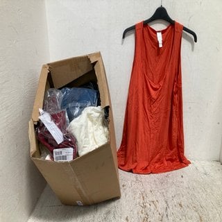 Lot 628  
            Marchington SR12 - Parcel Delivery Only 

                
QTY OF ASSORTED LADIES CLOTHES IN VARIOUS SIZES AND DESIGNS TO INCLUDE MARLAWYNNE...