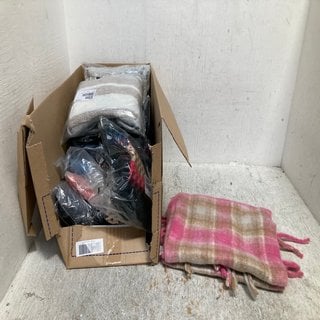 Lot 629  
            Marchington SR12 - Parcel Delivery Only 

                
QTY OF ASSORTED LADIES CLOTHES IN VARIOUS SIZES AND DESIGNS TO INCLUDE R&P HIPKE ...