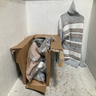 Lot 630  
            Marchington SR12 - Parcel Delivery Only 

                
QTY OF ASSORTED LADIES CLOTHES IN VARIOUS SIZES AND DESIGNS TO INCLUDE RUTH LANGS...