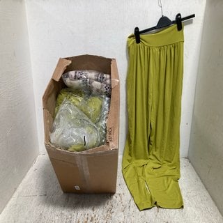 Lot 631  
            Marchington SR12 - Parcel Delivery Only 

                
QTY OF ASSORTED LADIES CLOTHES IN VARIOUS SIZES AND DESIGNS TO INCLUDE KIM&CO. TA...