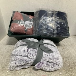 Lot 632  
            Marchington SR12 - Parcel Delivery Only 

                
QTY OF ASSORTED LADIES CLOTHES IN VARIOUS SIZES AND DESIGNS TO INCLUDE COZEE HOME...