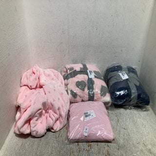 Lot 633  
            Marchington SR12 - Parcel Delivery Only 

                
QTY OF ASSORTED LADIES CLOTHES IN VARIOUS SIZES AND DESIGNS TO INCLUDE COZEE HOME...