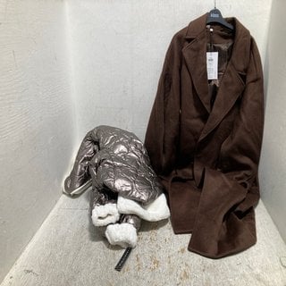 Lot 636  
            Marchington SR12 - Parcel Delivery Only 

                
NUAGE REVERSIBLE JACKET IN PEWTER/VANILLA UK SIZE XL TO INCLUDE SELECTED FEMME WO...