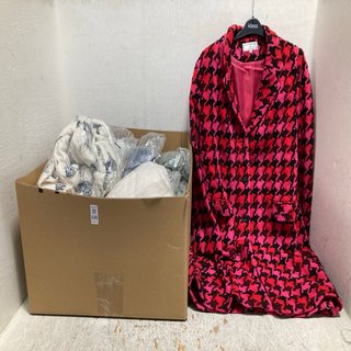 Lot 638  
            Marchington SR12 - Parcel Delivery Only 

                
QTY OF ASSORTED LADIES CLOTHES IN VARIOUS SIZES AND DESIGNS TO INCLUDE HELENE BER...