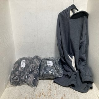 Lot 641  
            Marchington SR12 - Parcel Delivery Only 

                
QTY OF ASSORTED LADIES CLOTHES IN VARIOUS SIZES AND DESIGNS TO INCLUDE COZEE HOME...