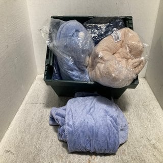 Lot 642  
            Marchington SR12 - Parcel Delivery Only 

                
QTY OF ASSORTED LADIES CLOTHES IN VARIOUS SIZES AND DESIGNS TO INCLUDE COZEE HOME...