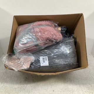 Lot 646  
            Marchington SR12 - Parcel Delivery Only 

                
QTY OF ASSORTED LADIES CLOTHES IN VARIOUS SIZES AND DESIGNS TO INCLUDE COZEE HOME...