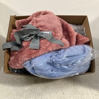 Lot 648  
            Marchington SR12 - Parcel Delivery Only 

                
QTY OF ASSORTED LADIES CLOTHES IN VARIOUS SIZES AND DESIGNS TO INCLUDE COZEE HOME...