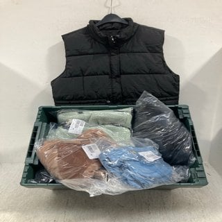 Lot 650  
            Marchington SR12 - Parcel Delivery Only 

                
QTY OF ASSORTED LADIES CLOTHES IN VARIOUS SIZES AND DESIGNS TO INCLUDE CENTIGRADE...